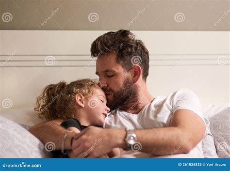 dad and daughter shower|Father/daughter showering together